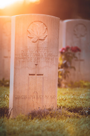 Cassino / Italy - August 17, 2019: War memorial Canadian tombstone with epitaph. Commonwealth Cemetery of Cassino in Italy of the Second World War. Canadian heroes. Canada leaf symbol.のeditorial素材