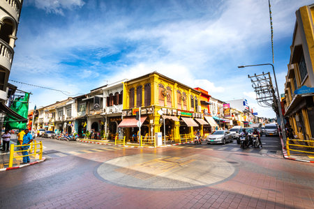 Phuket Districtul Mueang, Thailand. August 3, 2019: Historic center of the famous city of Phuket in Thailand, road junction between Yaowarat Rd and Krabi. Colored houses.のeditorial素材