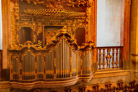Porto / Portugal; 01/19/2017. Details of the decoration of the interior of Cl?rigos church. Old pipe organ.のeditorial素材