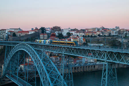 Porto / Portugal; 01/19/2017. The subway circulating on the Dom Luis I bridge in Porto.のeditorial素材