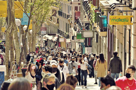 Madrid, Spain; 04 04 2021. El Rastro, Madrid flea market, on Sunday mornings. Street vendors and people on La Ribera de Curtidores street, a crowded place all sundays in Madrid.のeditorial素材