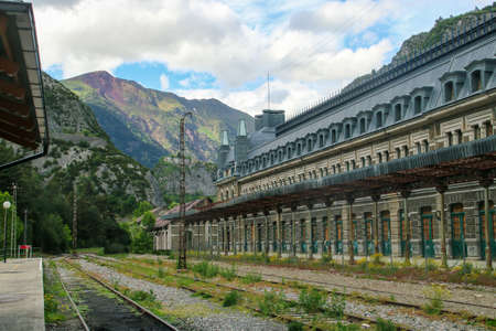 The International Canfranc station is a railway station located in the municipality Spanish of Canfranc (Huesca), close to the border with France.のeditorial素材