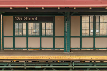 Subway platform architecture in Harlem, Manhattan, New York City, USA. Subway platform of the 125th Street Station, located on an overpass above Broadway.の写真素材