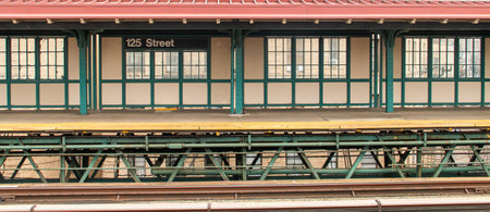 Subway platform architecture in Harlem, Manhattan, New York City, USA. Subway platform of the 125th Street Station, located on an overpass above Broadway.の写真素材