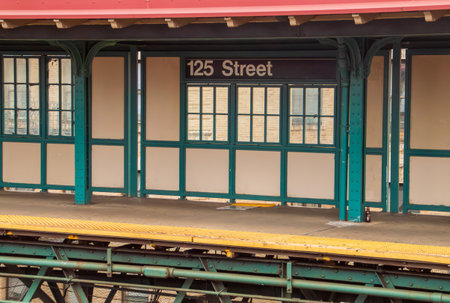 Subway platform architecture in Harlem, Manhattan, New York City, USA. Subway platform of the 125th Street Station, located on an overpass above Broadway.の写真素材
