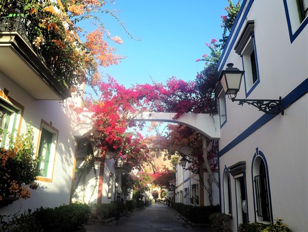Picturesque street with flower boxes and bougainvillea, Puerto de Mogan, Gran Canariaのeditorial素材