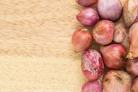red onion sliced on wooden cutting boardの写真素材