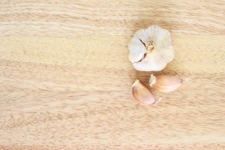 garlic vegetable ingredient food top view on wood backgroundの写真素材