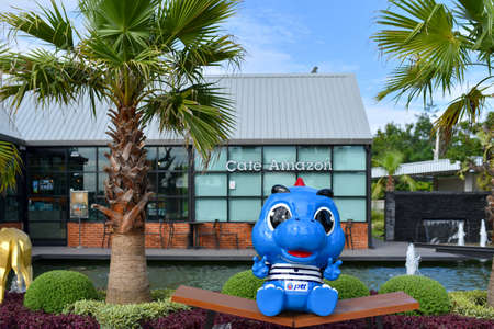 June 14, 2018: Chumpae Khonkaen Provice, mascot of PTT, oil pump service and coffee shop June 14, 2018: Chumpae Khonkaen Thailandのeditorial素材