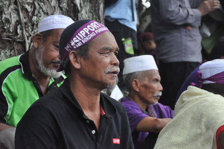 Old man waiting at RUU355 mega gathering held at Padang Merbok, Kuala Lumpur on 18 February 2017のeditorial素材