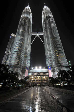 The Petronas Towers in Kuala Lumpur, Malaysia were the tallest buildings in the world from 1998 to 2004.のeditorial素材