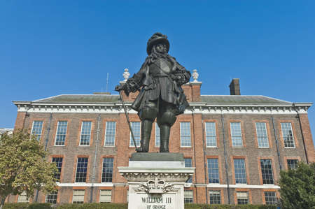 Statue of William III located at Kensington Palace entrance.のeditorial素材