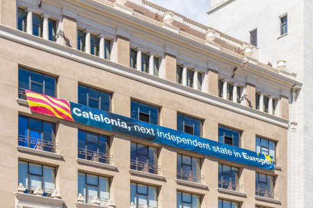 Independentist signs and flags placed on Barcelona streets.のeditorial素材