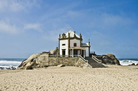 Capilla Senhor da Pedra en la playa de Miramar, Gaia, Portugalの写真素材