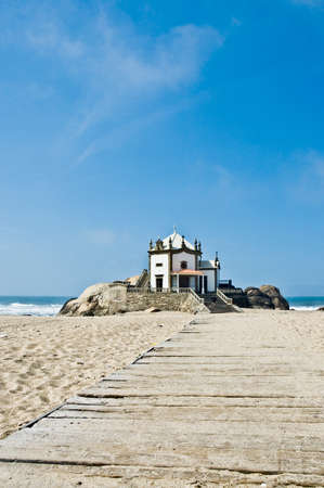 Capilla Senhor da Pedra en la playa de Miramar, Gaia, Portugalの写真素材