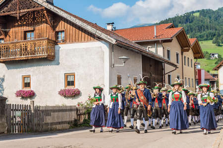 OBERPERFUSS, AUSTRIA - AUG 15: Villagers dressed in their finest traditional costumes during Maria Ascension procession along this village near Innsbruck on Aug 15, 2013 in Oberperfuss, Austria.のeditorial素材
