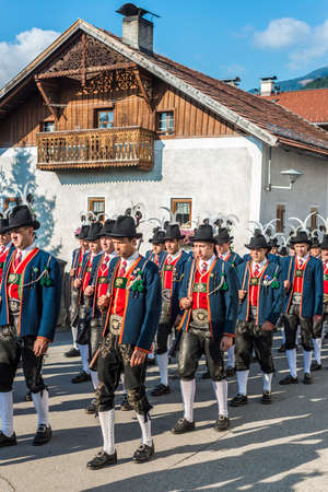 OBERPERFUSS, AUSTRIA - AUG 15: Villagers dressed in their finest traditional costumes during Maria Ascension procession along this village near Innsbruck on Aug 15, 2013 in Oberperfuss, Austria.のeditorial素材