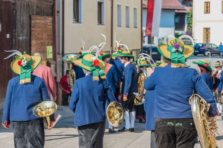 OBERPERFUSS, AUSTRIA - AUG 15: Villagers dressed in their finest traditional costumes during Maria Ascension procession along this village near Innsbruck on Aug 15, 2013 in Oberperfuss, Austria.のeditorial素材