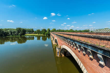 Canal de Garonne dates from the 19th century and connects Toulouse to Castets-en-Dorthe in Moissac, Castelsarrasin, Tarn-et-Garonne, Midi-Pyrenees, Franceの写真素材