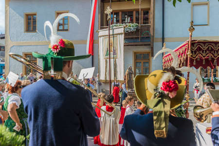 OBERPERFUSS, AUSTRIA - AUG 15: Villagers dressed in their finest traditional costumes during Maria Ascension procession along this village near Innsbruck on Aug 15, 2013 in Oberperfuss, Austria.のeditorial素材