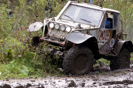13.09.2014,Beloretsk,Bashkortostan,Russia,the second stage of the seventh championship of the Republic of Bashkortostan trophy-RAID "Sargassi 2014" Extreme driving of the vehicle to overcome the lack of roads in the forest.のeditorial素材