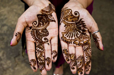 Beautiful Indian artwork of applying Henna on Wedding celebrations