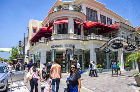 Los Angeles, California - June 9th 2013 : Shoppers at The Groove which is a outdoor retail mall and entertainment complex on Groove drive. The Grove features a large center park with an animated fountain. It is affiliated on parts of the historical Farmerのeditorial素材