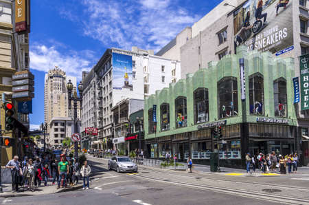San Francisco, California - June 12, 2013 : Powell St & Oのeditorial素材