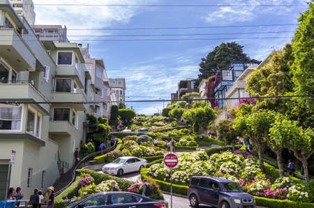 San Francisco, California - June 12, 2013 : Lombard Street is an east?west street in San Francisco, California. It is famous for having a steep, one-block section that consists of eight tight hairpin turns. The street was named after Lombard Street in Phiのeditorial素材
