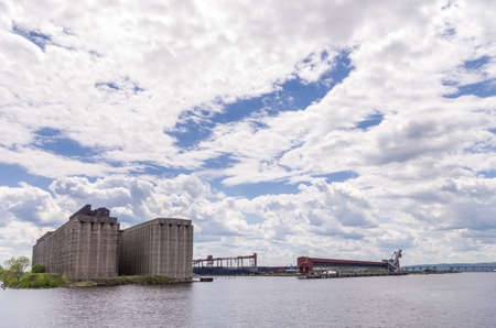 Duluth, Minnesota - June 20, 2013   Coaling Loader facilities in St  Louis  Bay at Duluth  docks seaport のeditorial素材