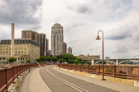 minneapolis, Minnesota - August 21, 2014: The Stone Arch bridge across the Mississippi river at the famous Mill Ruins Park in Minneapolis, MN, USAのeditorial素材