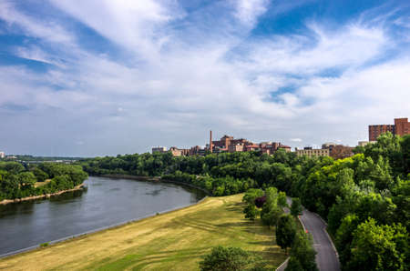 Minneapolis, Minnesota - August 20, 2014: A view of the Mississippi river from the Washington Avenue bridge. In the background is the University of Minnesota Medical Center, Fairview.のeditorial素材