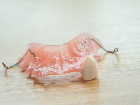 Tooth prosthesis with one tooth