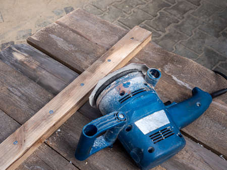 Sanding machine for sanding wood