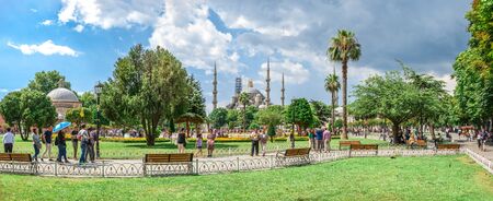 Istambul, Turkey â 07.12.2019. The Sultan Ahmad Maydan with the Blue Mosque in background on a cloudy summer day, Istanbul, Turkeyのeditorial素材