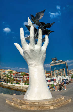 Kusadasi, Turkey â 07.18.2019.  Hand of Peace sculpture on the Kusadasi promenade in Turkeyのeditorial素材