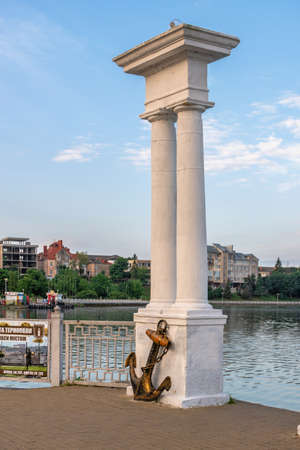 Ternopil, Ukraine 06.07.2021. The embankment of Ternopil pond in Ukraine on a summer morningのeditorial素材