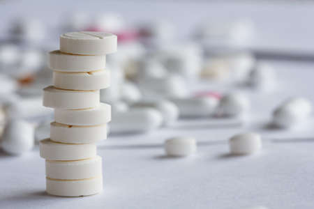 Round white pills in a columnの写真素材