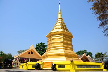 Wat Phra That Doi Chom Thong (Thai: &#3623;&#3633;&#3604;&#3614;&#3619;&#3632;&#3608;&#3634;&#3605;&#3640;&#3604;&#3629;&#3618;&#3592;&#3629;&#3617;&#3607;&#3629;&#3591;) (also known as Wat Phra That Doi Jom Thong) is located in Nakhon Chiang Rai, Amphoe のeditorial素材