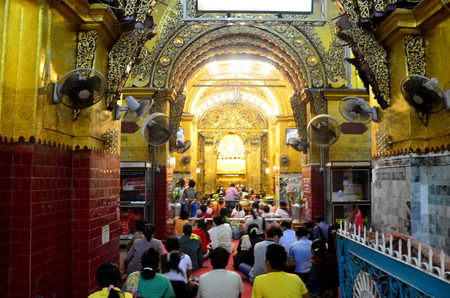 People come to travel and pray Ritual commences monks wash the face and brush the teeth of the  Mahamuni Buddha image.のeditorial素材