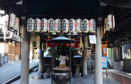 Thai women splash water, pray , and your wish will be fulfilled with Fudomyoo statue japanese style of Hozenji Temple at Hozenji Yokocho Alley in Osaka, Japanのeditorial素材