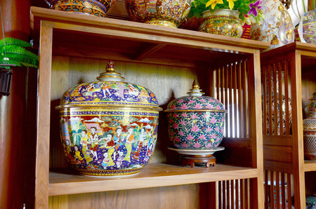 Craft Benjarong is traditional thai five basic colors style pottery for show and sell for traveller at Ban Don Kai Dee (Benjarong Village) on August 8, 2015 in Samut Sakhon Thailand.のeditorial素材