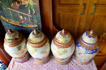 Craft Benjarong is traditional thai five basic colors style pottery for show and sell for traveller at Ban Don Kai Dee (Benjarong Village) on August 8, 2015 in Samut Sakhon Thailand.のeditorial素材