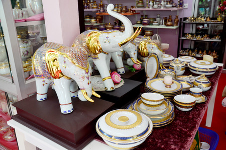 Craft Benjarong is traditional thai five basic colors style pottery for show and sell for traveller at Ban Don Kai Dee (Benjarong Village) on August 8, 2015 in Samut Sakhon Thailand.のeditorial素材