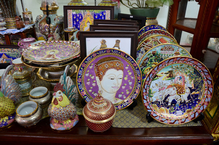 Craft Benjarong is traditional thai five basic colors style pottery for show and sell for traveller at Ban Don Kai Dee (Benjarong Village) on August 8, 2015 in Samut Sakhon Thailand.のeditorial素材