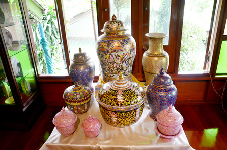 Craft Benjarong is traditional thai five basic colors style pottery for show and sell for traveller at Ban Don Kai Dee (Benjarong Village) on August 8, 2015 in Samut Sakhon Thailand.のeditorial素材