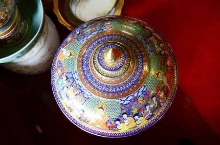 Craft Benjarong is traditional thai five basic colors style pottery for show and sell for traveller at Ban Don Kai Dee (Benjarong Village) on August 8, 2015 in Samut Sakhon Thailand.のeditorial素材