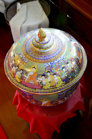 Craft Benjarong is traditional thai five basic colors style pottery for show and sell for traveller at Ban Don Kai Dee (Benjarong Village) on August 8, 2015 in Samut Sakhon Thailand.のeditorial素材