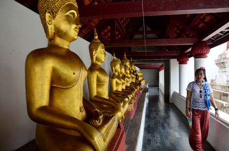 Thai people praying Buddha statue name Phra phuttha chinnarat at Wat Phra Sri Rattana Mahathat  on August 28, 2015 in Phitsanulok, Thailandのeditorial素材