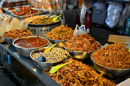 Thai people travel and shopping food at Don Wai Floating Market on November 4, 2015 in Nakhon Pathom, Thailand.のeditorial素材
